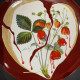 Plat rond signé Salvador DALI Coeur de fraises porcelaine peint main N°351 D 34,5cm fond jaune